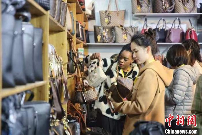 女士選購(gòu)包包。　彭華 攝